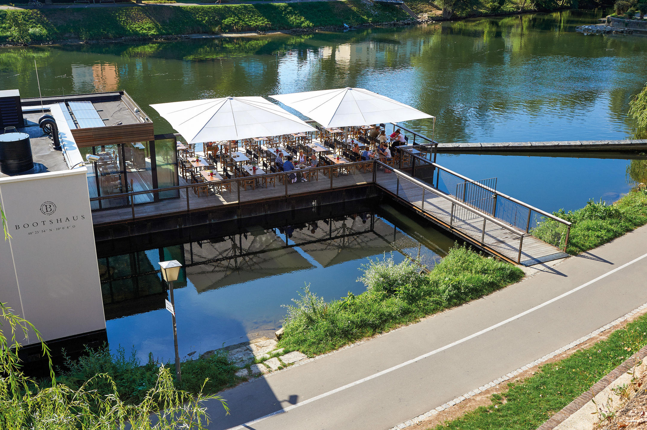 Terrasse mit weißen Sonnenschirmen